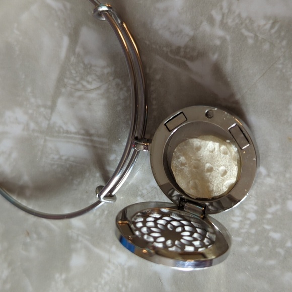 Aromatherapy Bangle - Picture 3 of 4